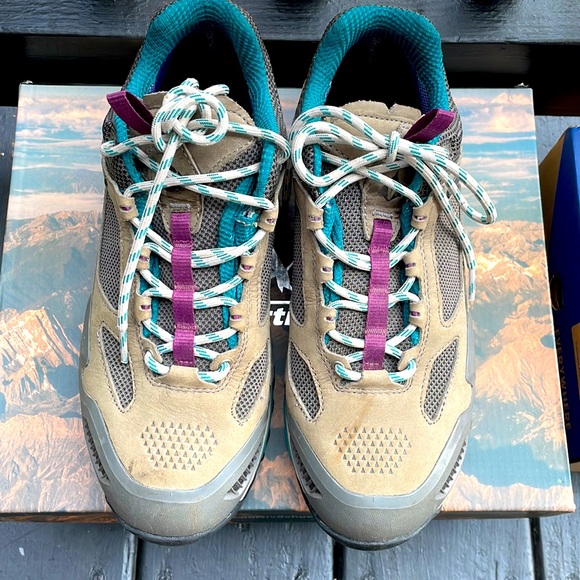 VASQUE HIKING BOOTS - Picture 1 of 11